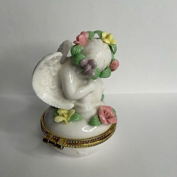 Lovely White Ceramic Cherub Angel Hinged Trinket Box w/ Pink Roses Flower Crown - Picture 7 of 13